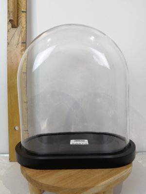 Stolpovaal op plateau zwart 33×18.5x35cm (showdoos)