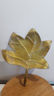 tray fig leaf l34.5w31.0h5.5goud