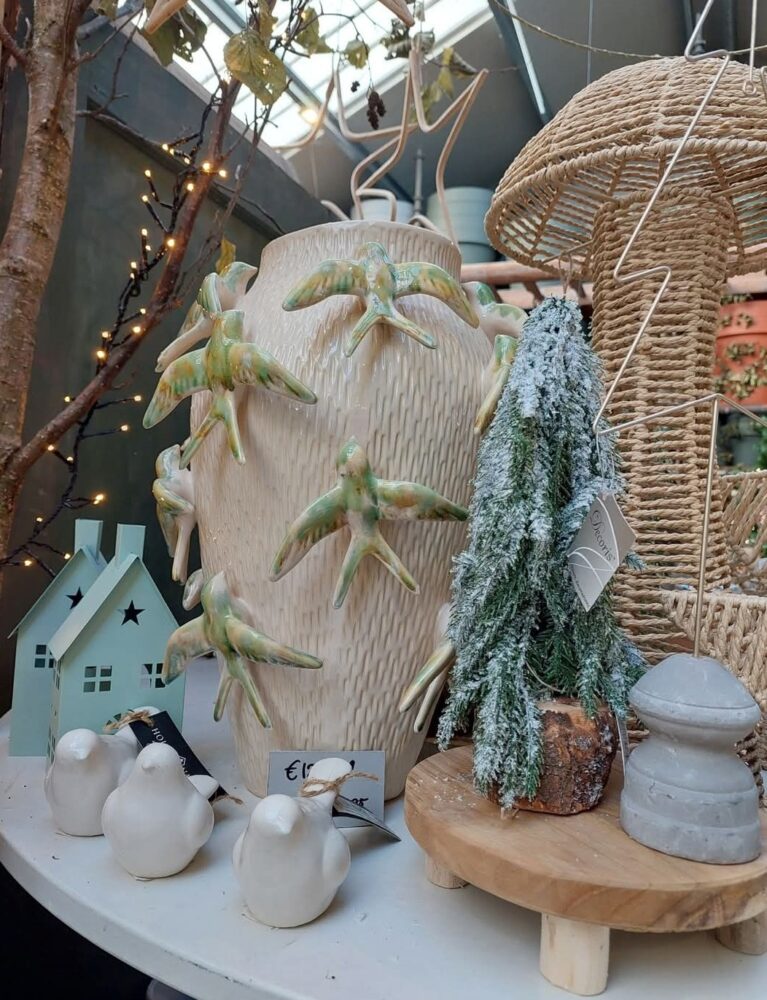 Kerst bij De Florahoek, kerst maar dan anders, puur ambachtelijk en gezellig! Kom langs om de mooiste kerstboom en een kerststuk uit eigen binderij uit te zoeken, kom ons elfenhuisje opzoeken voor de kinderen (ook leuk voor volwassene hoor), het Jazz Café en nog veel meer! Kom dan gezellig langs, ons team professionals staat voor u klaar! Bij De Florahoek aan de rondweg in Hurdegaryp. Ps. Ben jij vakbekwaam bloemist of groenspecialist of ken je iemand die dat is kijk dan ook even op onze vacature pagina.